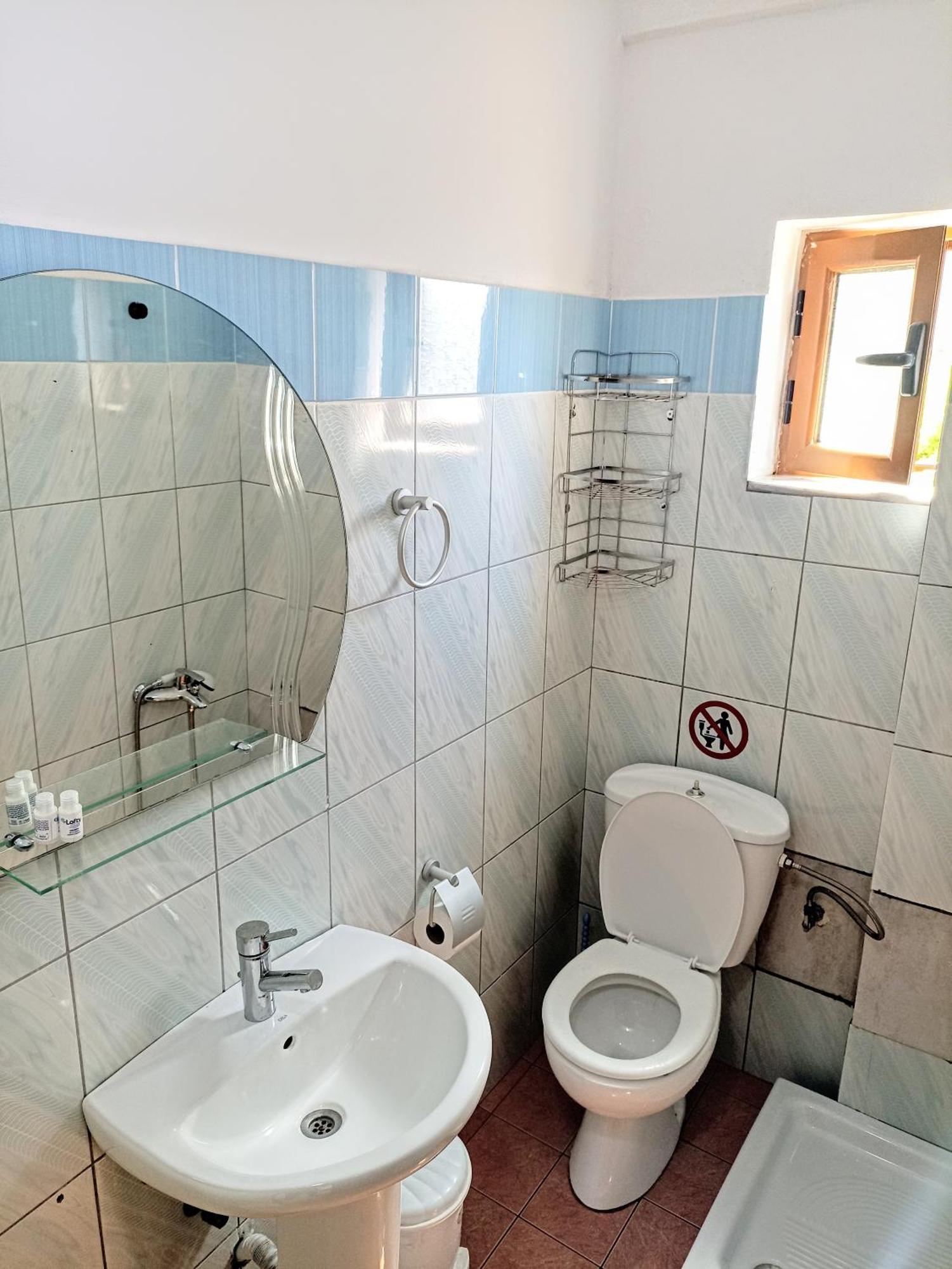 Blue Hotel Ksamil Bilik gambar